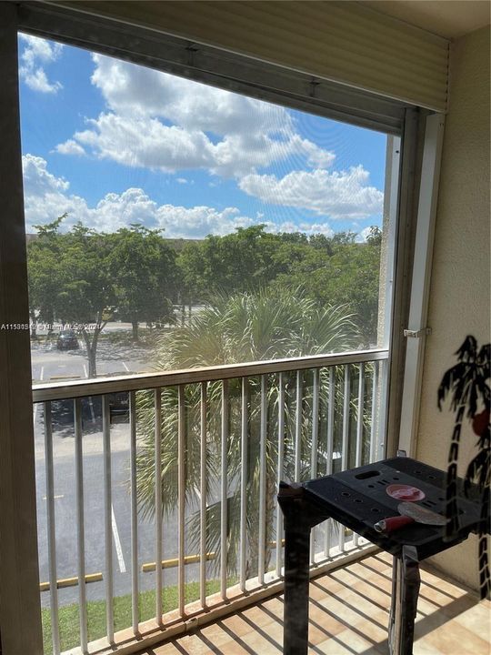For Rent: $1,600 (1 beds, 1 baths, 811 Square Feet)