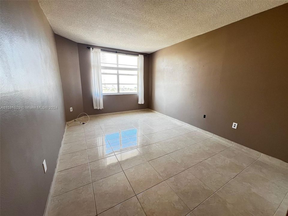 For Sale: $299,000 (1 beds, 1 baths, 870 Square Feet)