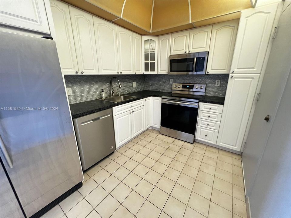 For Sale: $299,000 (1 beds, 1 baths, 870 Square Feet)