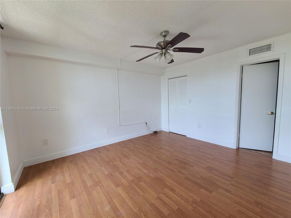 For Sale: $260,000 (2 beds, 2 baths, 898 Square Feet)