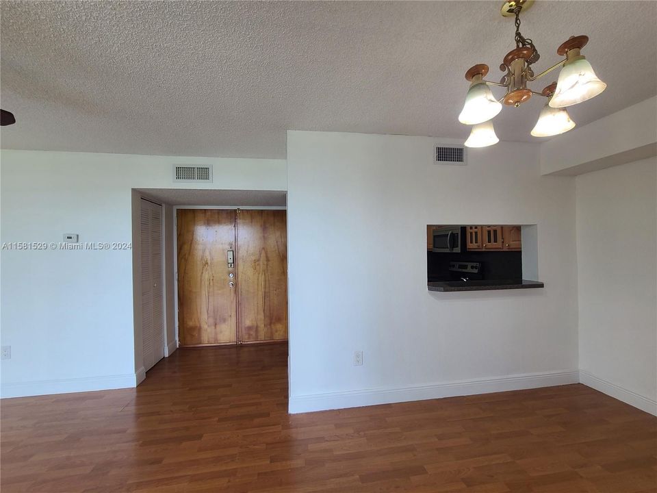 For Sale: $260,000 (2 beds, 2 baths, 898 Square Feet)