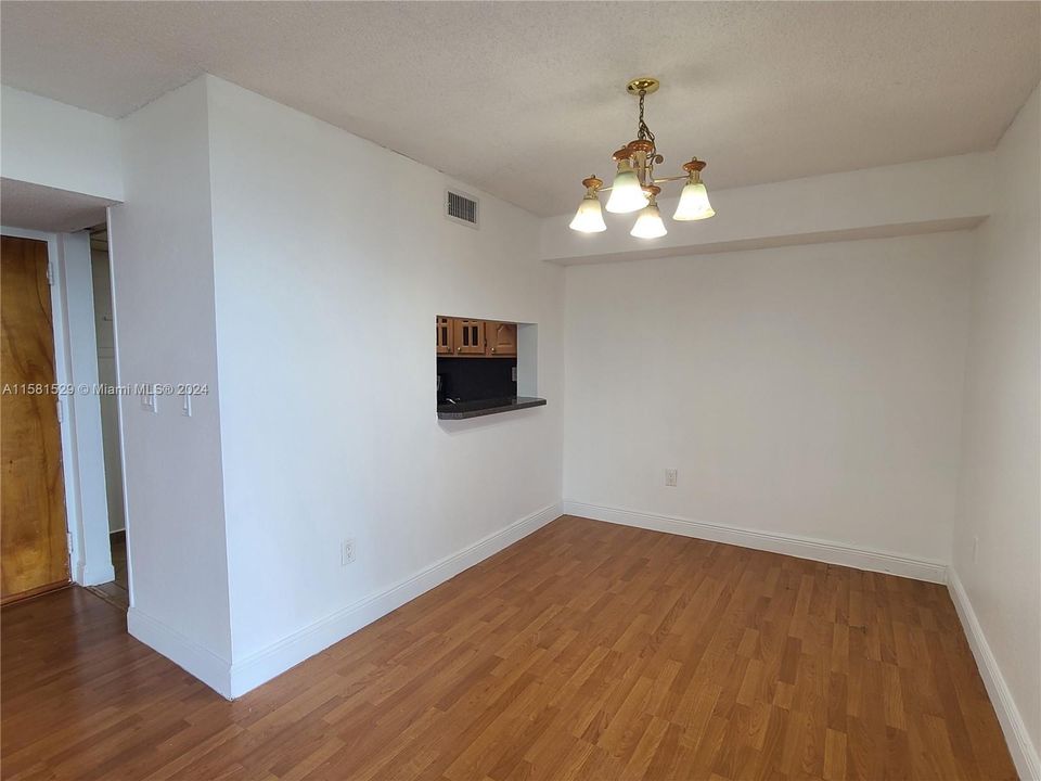 For Sale: $260,000 (2 beds, 2 baths, 898 Square Feet)