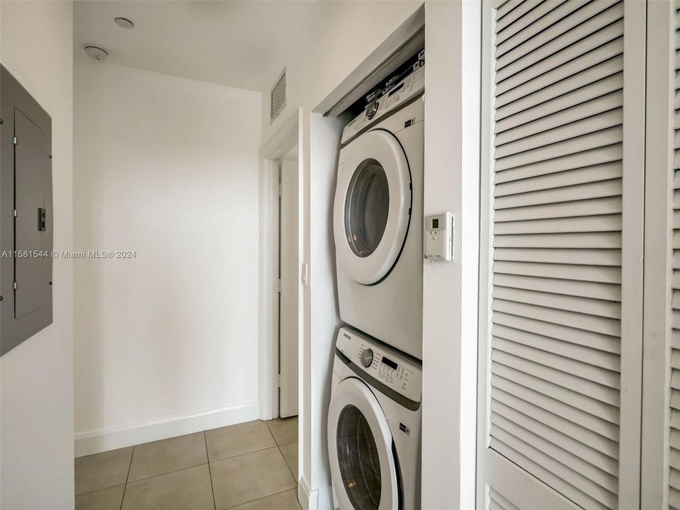 Active With Contract: $3,200 (2 beds, 2 baths, 1041 Square Feet)