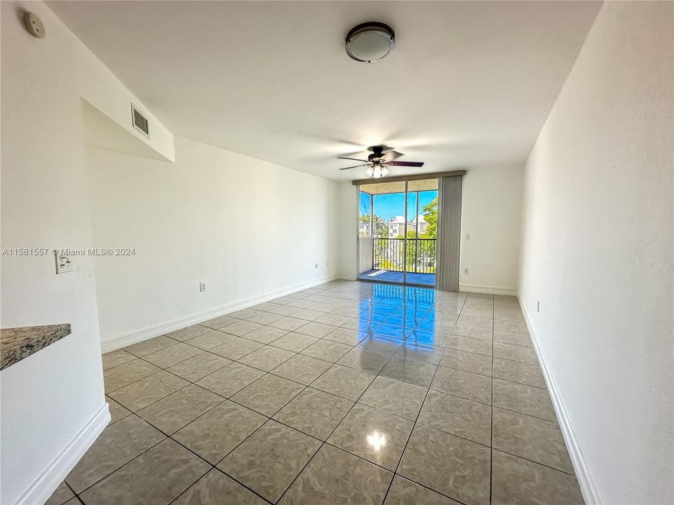 Active With Contract: $1,900 (1 beds, 1 baths, 810 Square Feet)