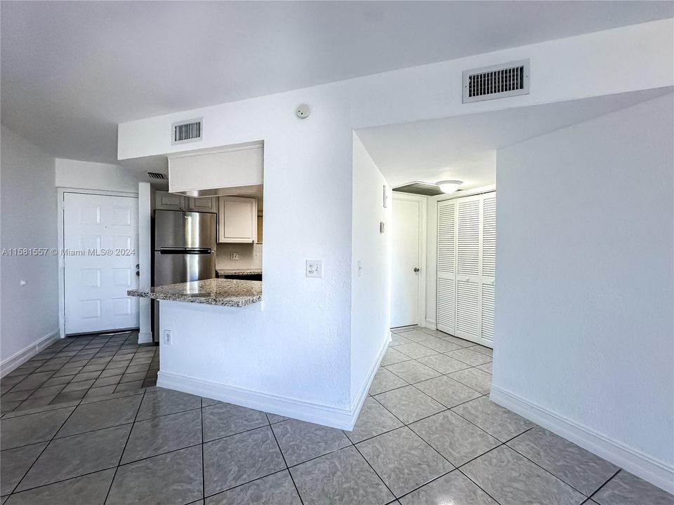 Active With Contract: $1,900 (1 beds, 1 baths, 810 Square Feet)