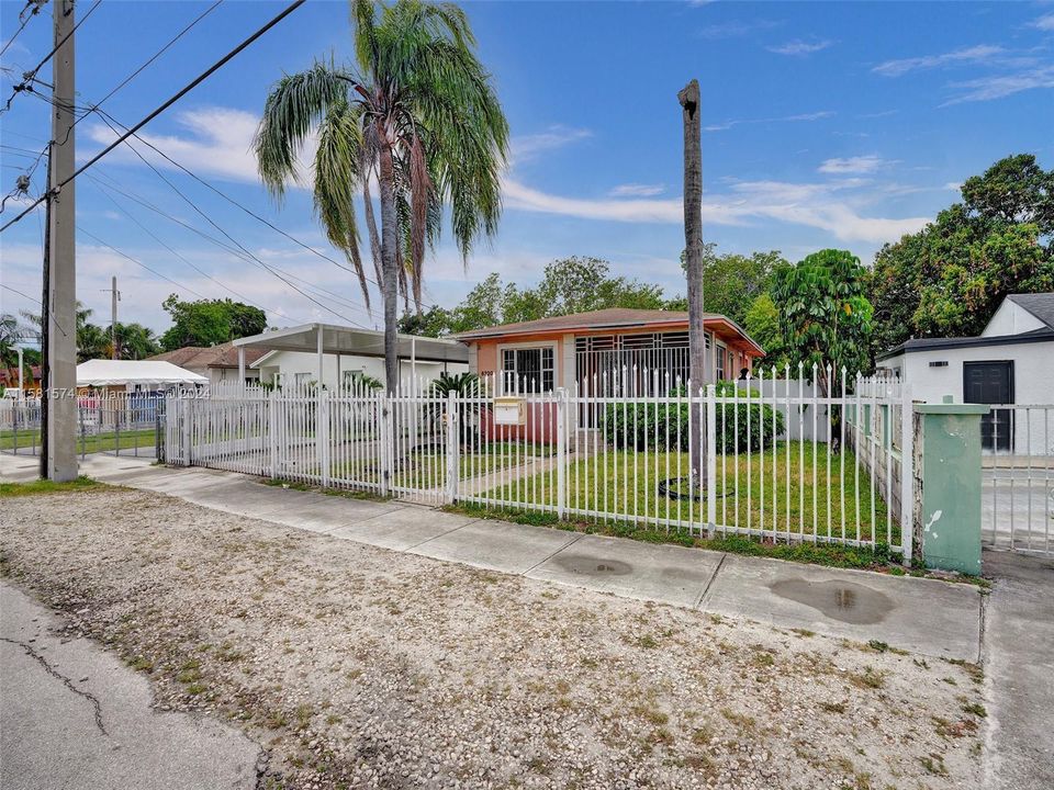For Sale: $550,000 (3 beds, 1 baths, 1014 Square Feet)