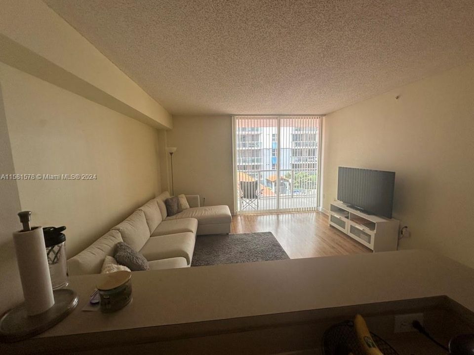 For Sale: $308,000 (1 beds, 1 baths, 685 Square Feet)