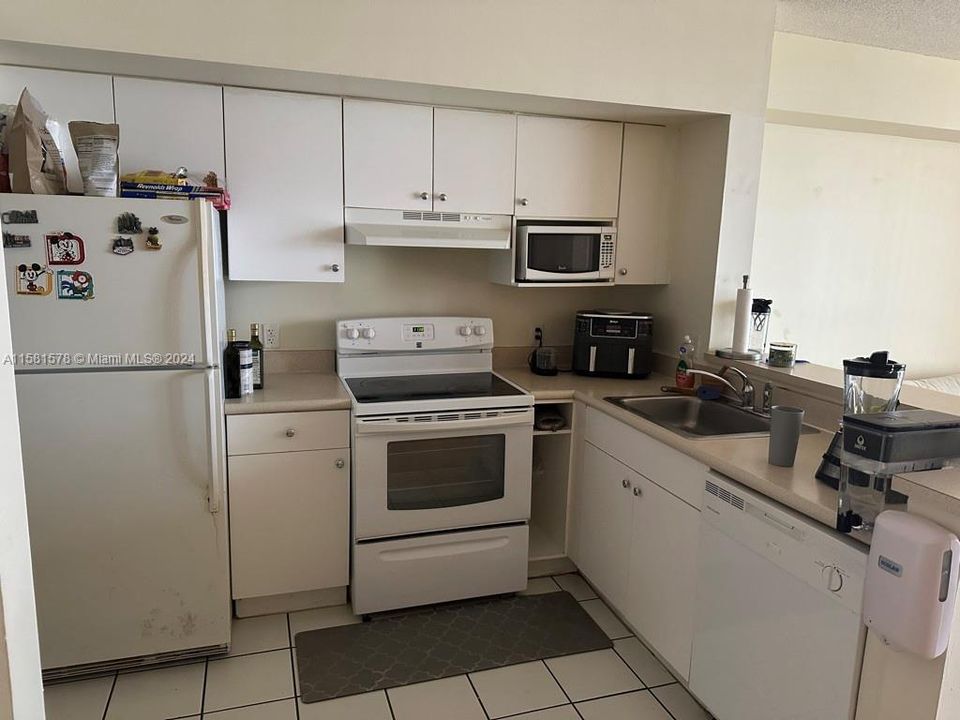 For Sale: $308,000 (1 beds, 1 baths, 685 Square Feet)