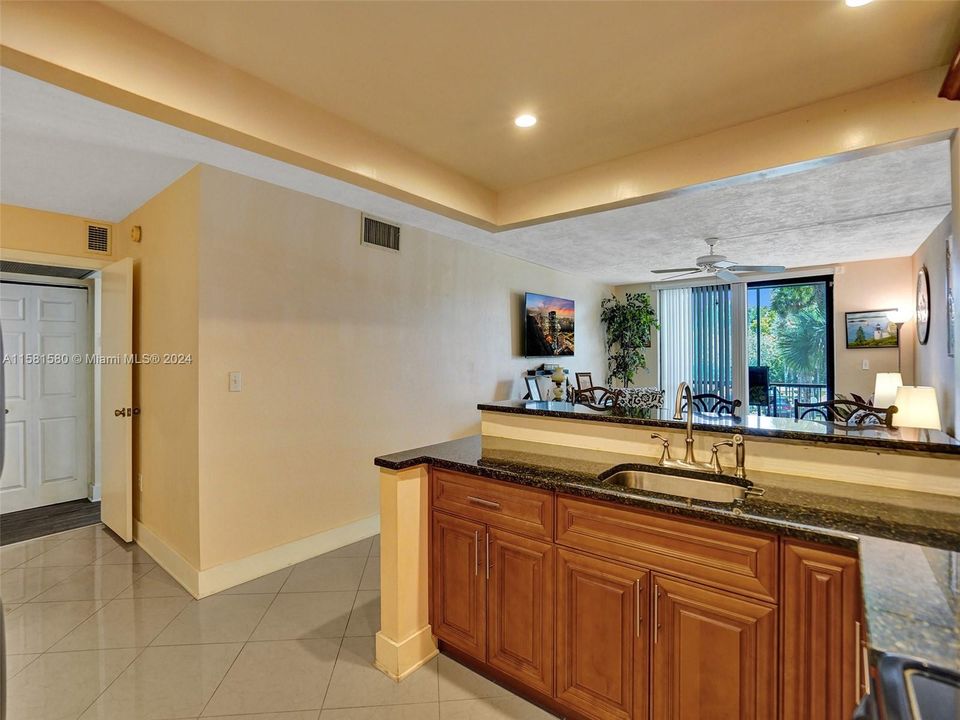 Active With Contract: $170,000 (1 beds, 1 baths, 960 Square Feet)