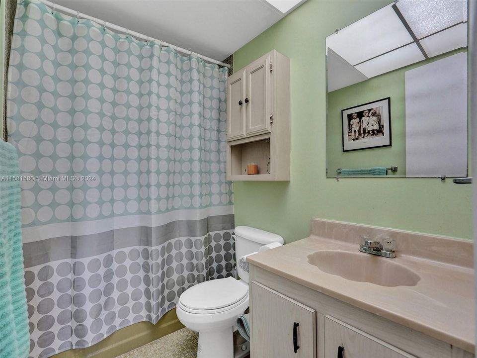 Primary bathroom Tub/shower