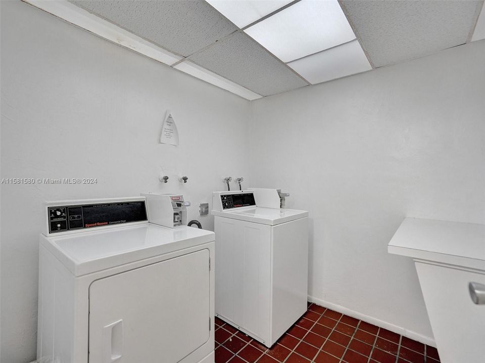 待售: $175,000 (1 贝兹, 1 浴室, 960 平方英尺)