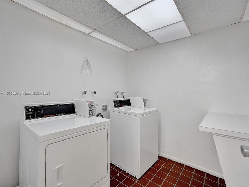 Active With Contract: $170,000 (1 beds, 1 baths, 960 Square Feet)