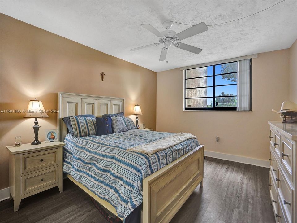 Active With Contract: $170,000 (1 beds, 1 baths, 960 Square Feet)