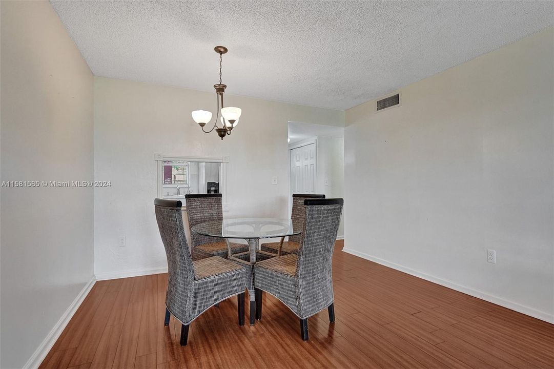 For Sale: $105,000 (1 beds, 1 baths, 640 Square Feet)