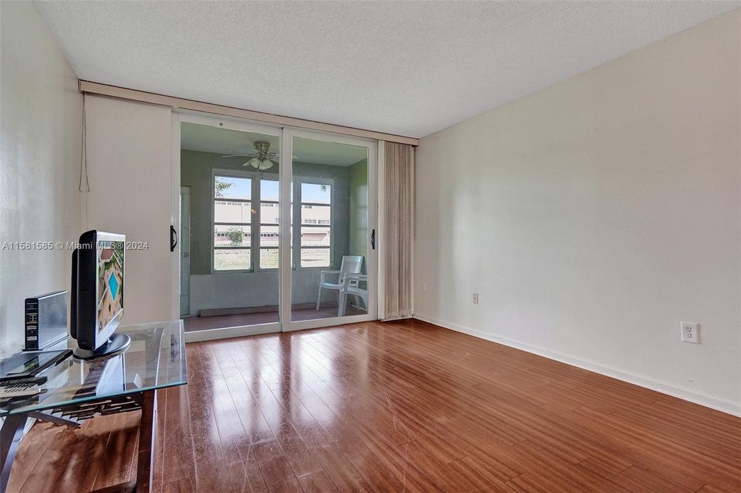 For Sale: $105,000 (1 beds, 1 baths, 640 Square Feet)