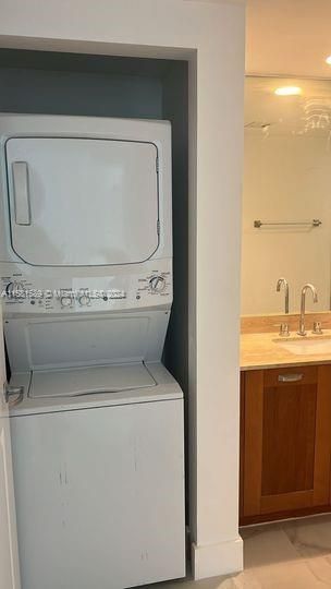 Active With Contract: $2,750 (1 beds, 1 baths, 730 Square Feet)