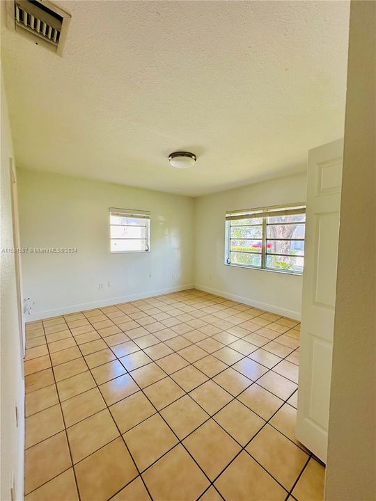 Active With Contract: $2,350 (2 beds, 2 baths, 1003 Square Feet)