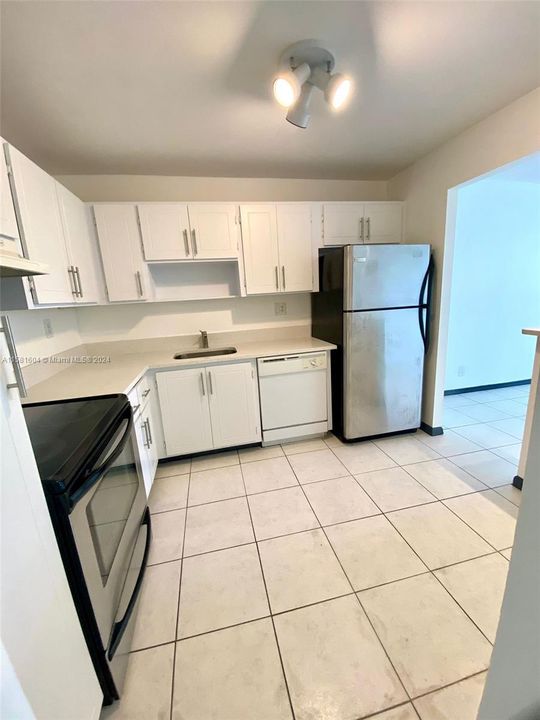 For Rent: $1,800 (1 beds, 1 baths, 780 Square Feet)