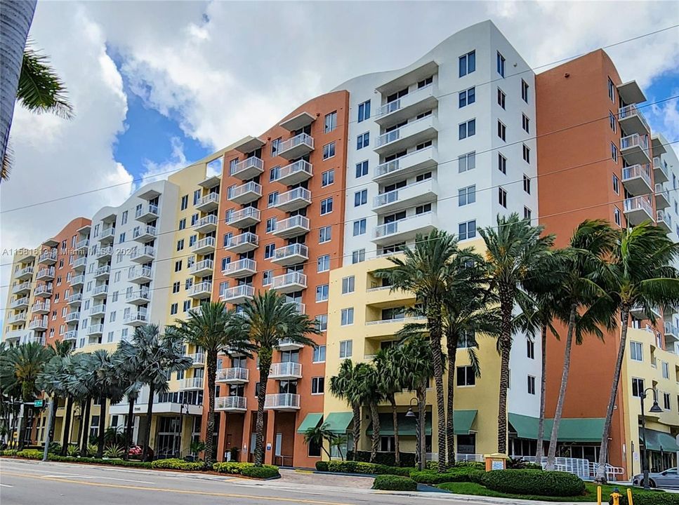 Active With Contract: $369,500 (1 beds, 1 baths, 841 Square Feet)