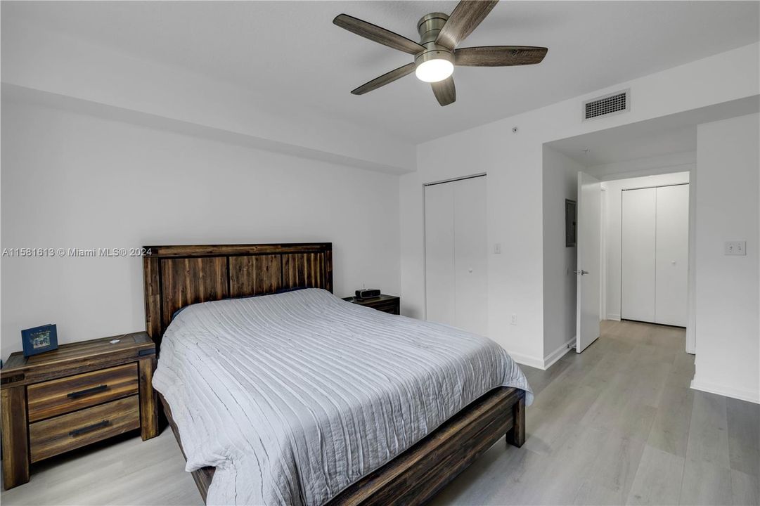 Active With Contract: $369,500 (1 beds, 1 baths, 841 Square Feet)
