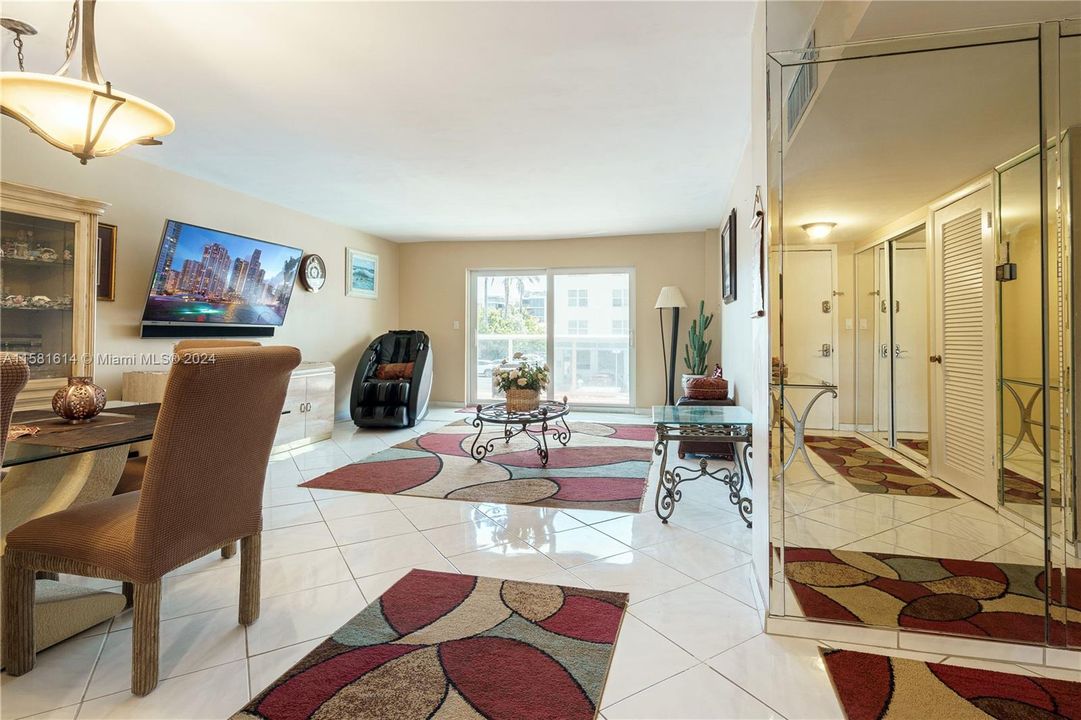 For Sale: $465,000 (2 beds, 2 baths, 1250 Square Feet)