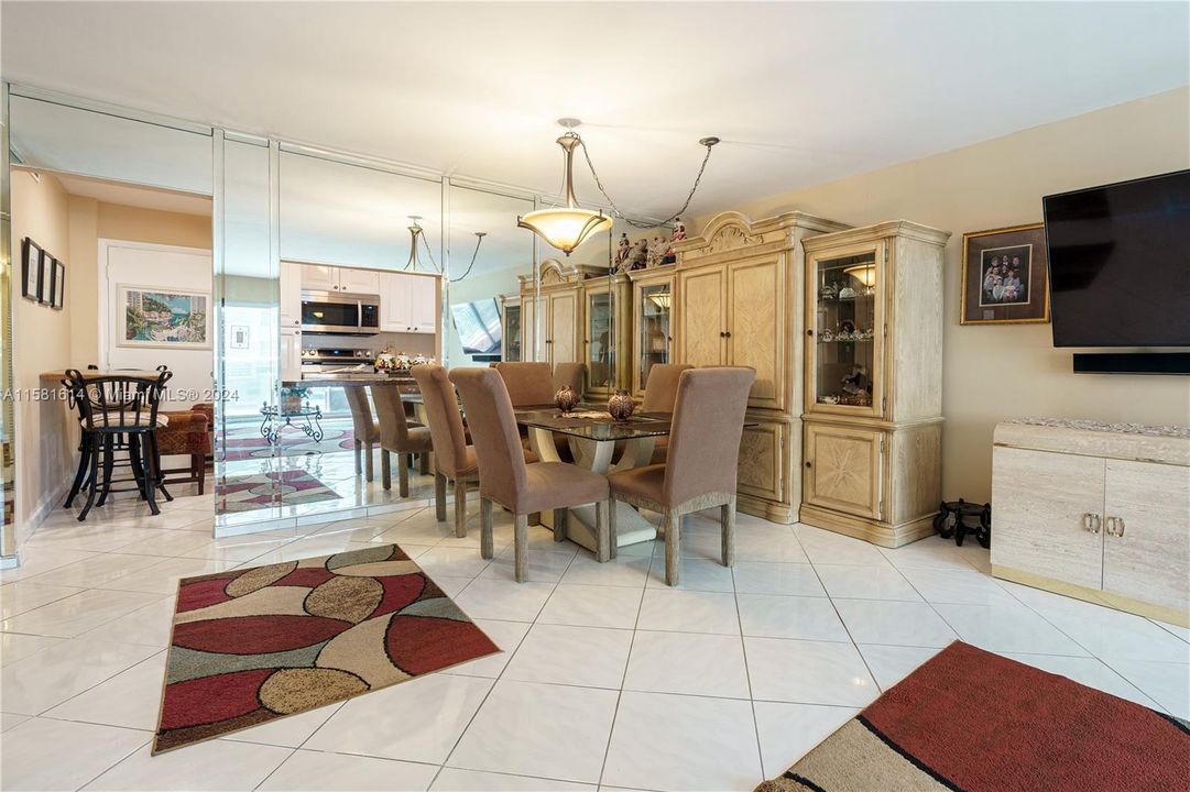 For Sale: $465,000 (2 beds, 2 baths, 1250 Square Feet)