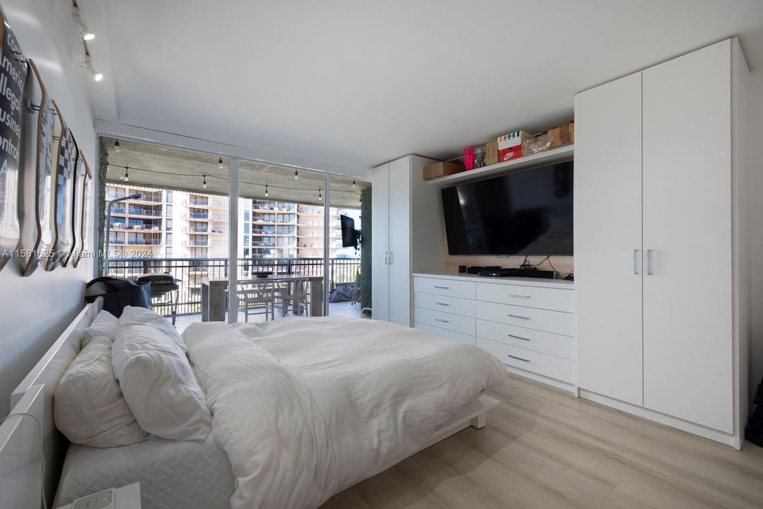 For Sale: $800,000 (1 beds, 1 baths, 816 Square Feet)