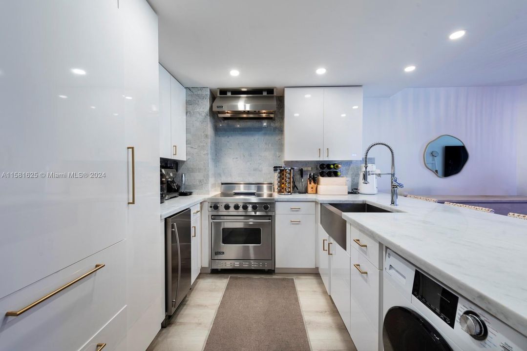 For Sale: $800,000 (1 beds, 1 baths, 816 Square Feet)