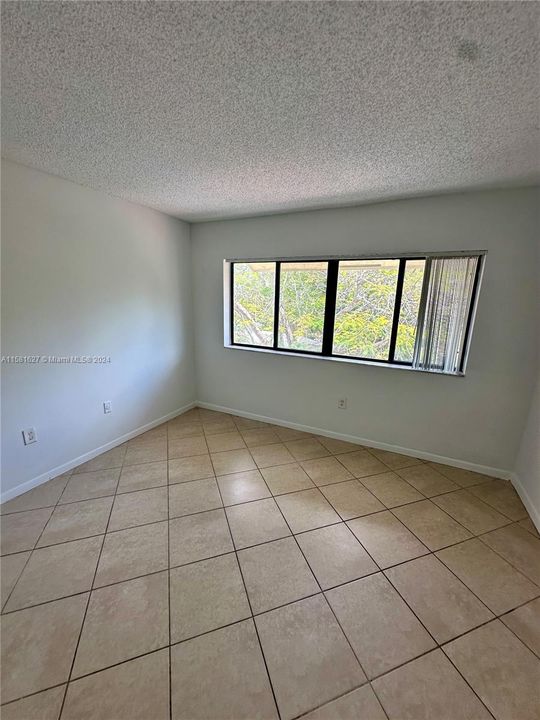 For Rent: $2,300 (2 beds, 2 baths, 927 Square Feet)