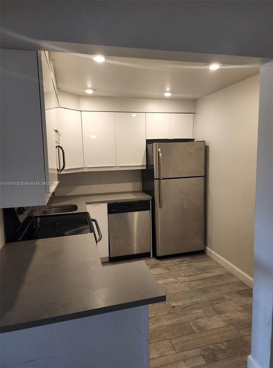 For Rent: $2,500 (2 beds, 2 baths, 936 Square Feet)