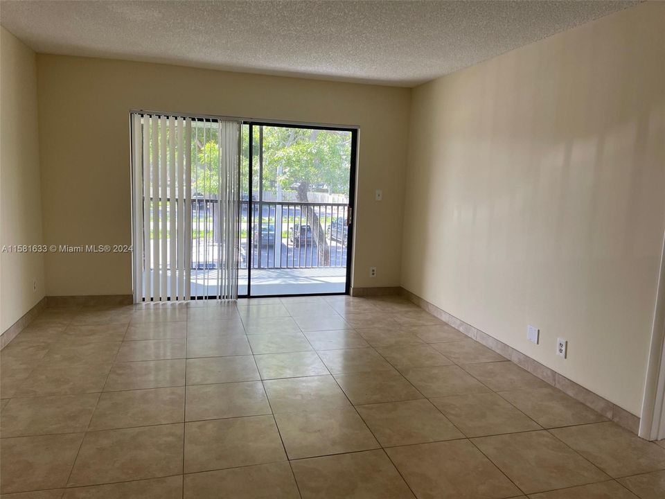 For Sale: $249,000 (2 beds, 2 baths, 937 Square Feet)