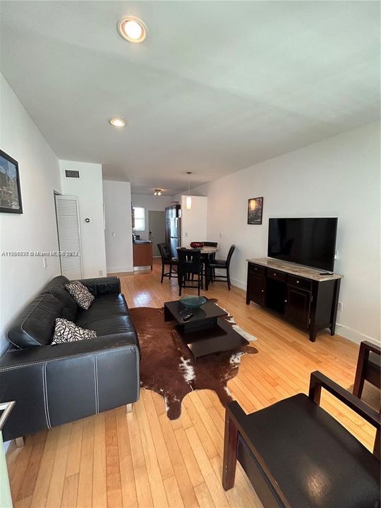 For Rent: $1,999 (1 beds, 1 baths, 595 Square Feet)