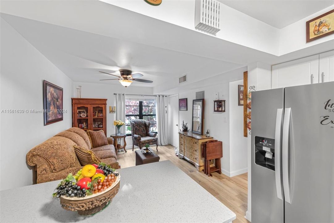 Active With Contract: $425,000 (2 beds, 2 baths, 1290 Square Feet)