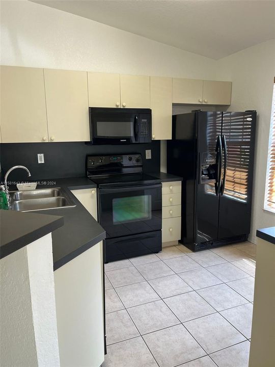 For Rent: $2,600 (2 beds, 2 baths, 956 Square Feet)