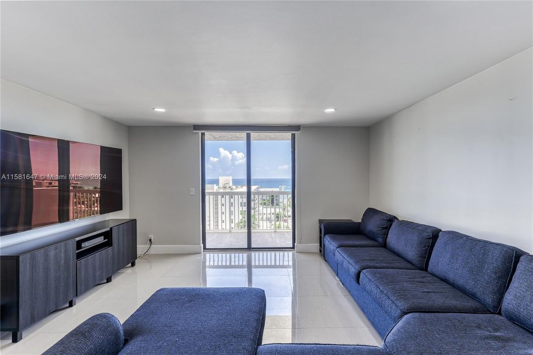 Active With Contract: $3,000 (2 beds, 2 baths, 1287 Square Feet)