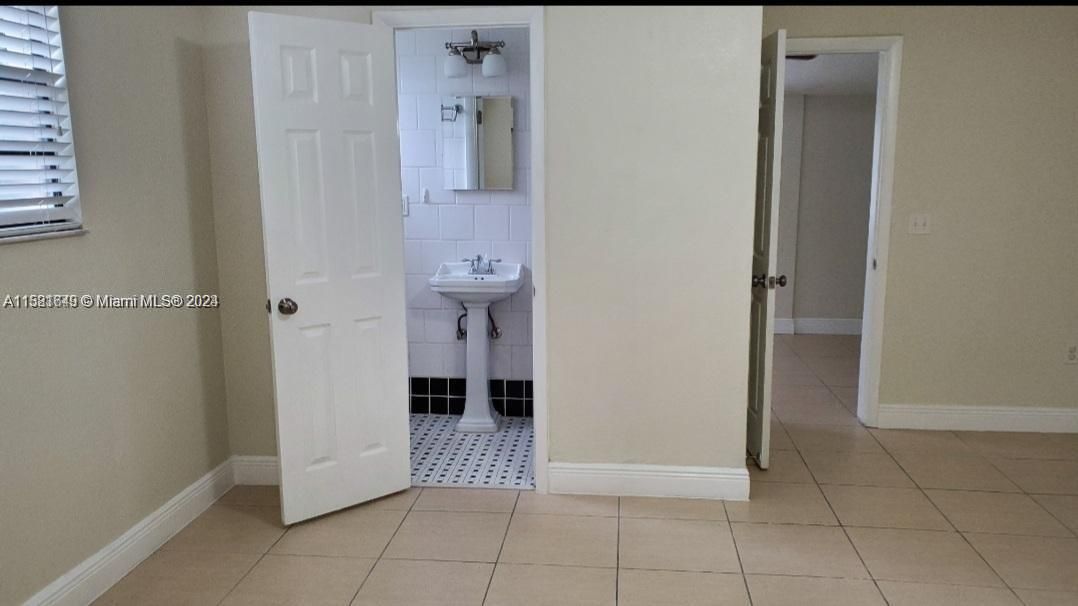 For Rent: $1,750 (1 beds, 1 baths, 1910 Square Feet)