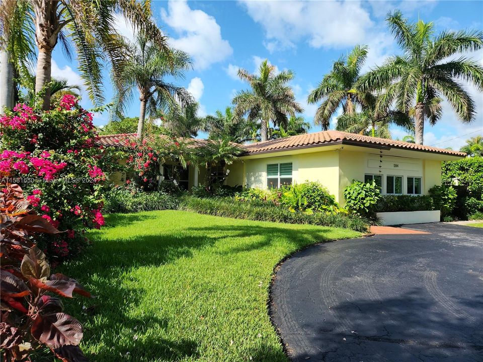 Understated 5bed/4bath  Over 3,000SqFt Tropical Paradise with Flower Garden,Creates a Welcoming Entrance