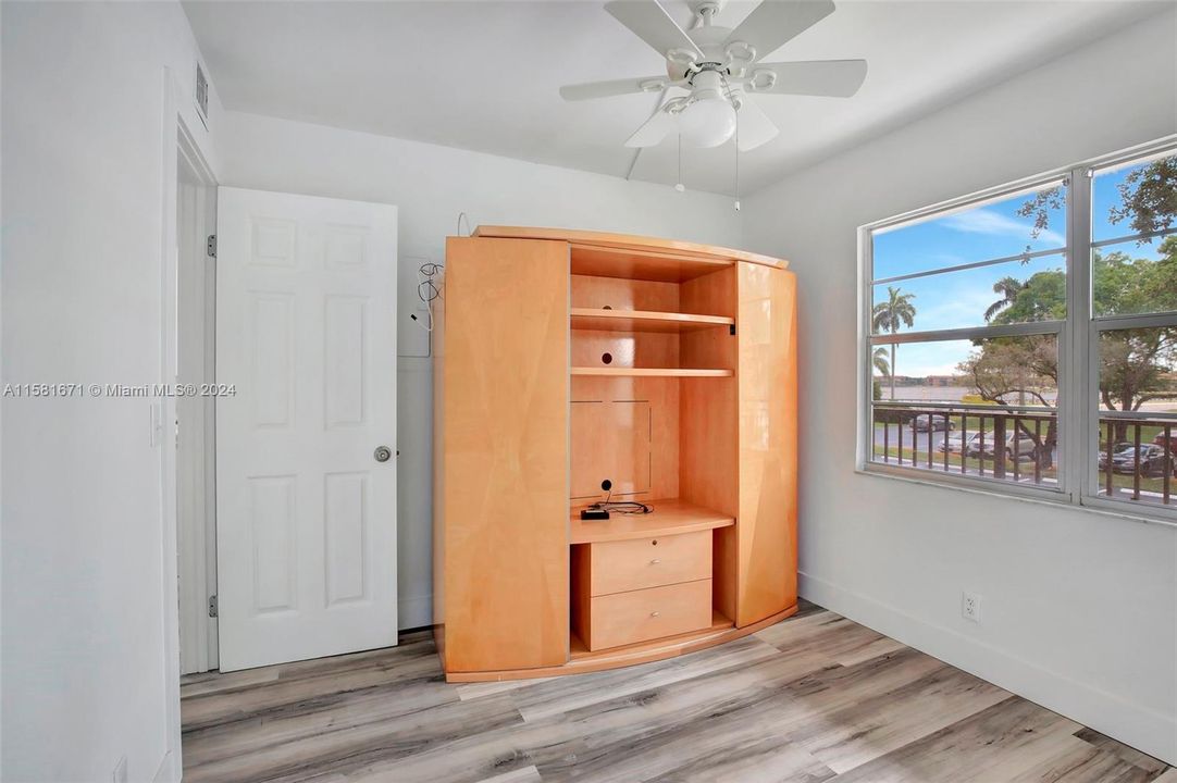 For Sale: $285,000 (2 beds, 2 baths, 1192 Square Feet)