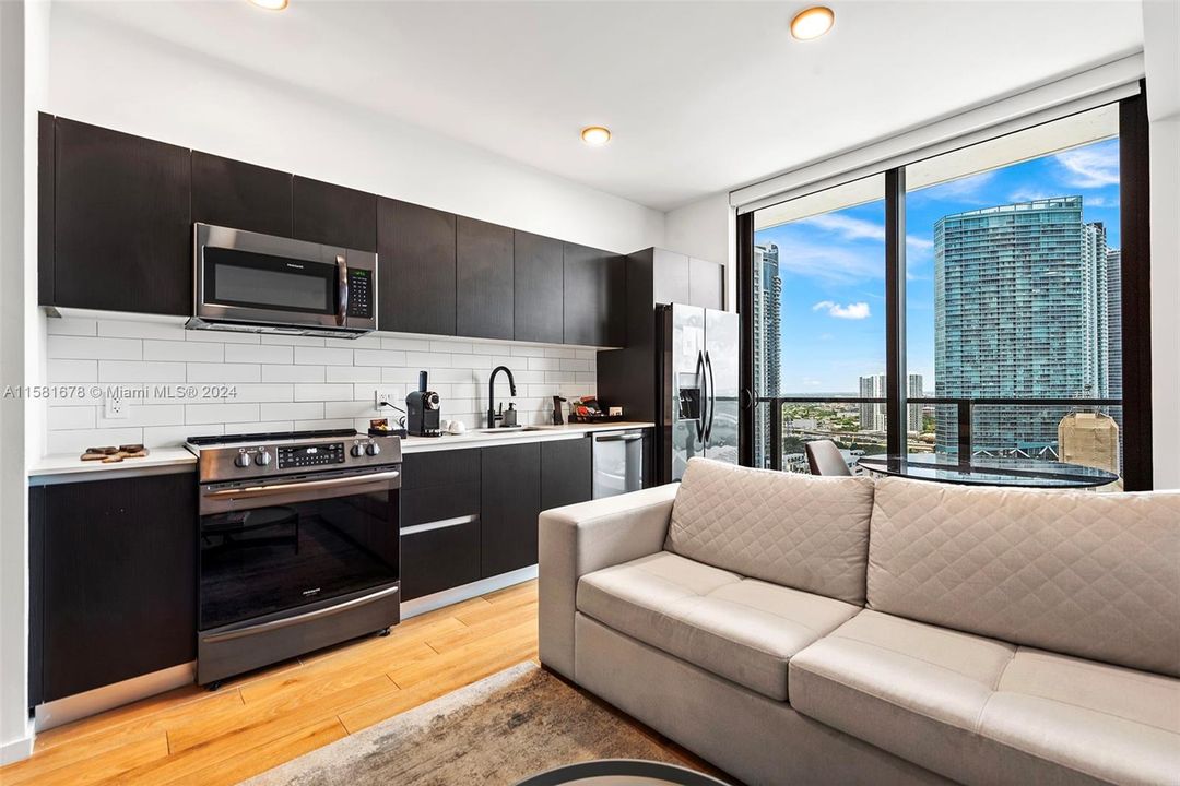 For Sale: $725,000 (1 beds, 1 baths, 427 Square Feet)
