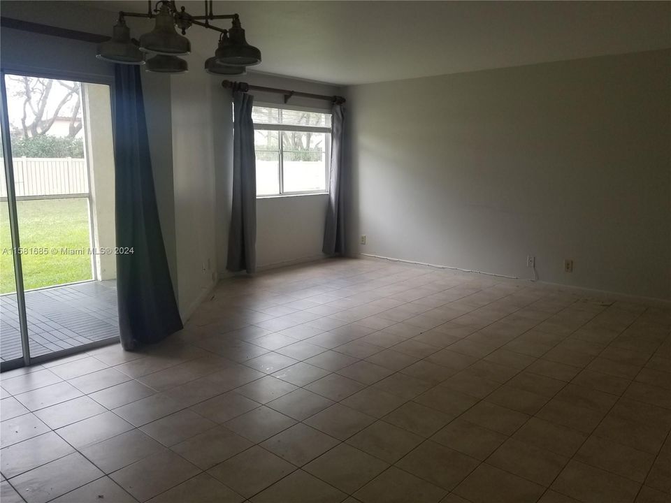 For Rent: $1,650 (1 beds, 1 baths, 700 Square Feet)