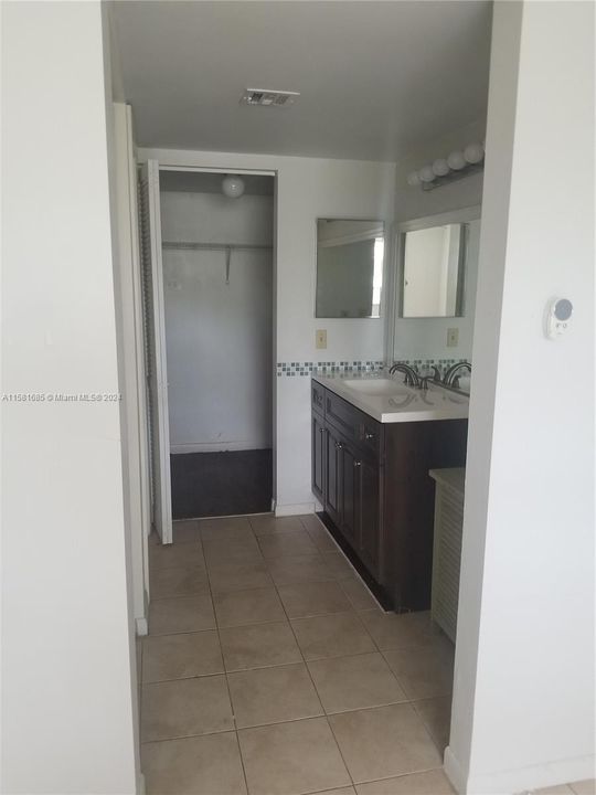 For Rent: $1,650 (1 beds, 1 baths, 700 Square Feet)