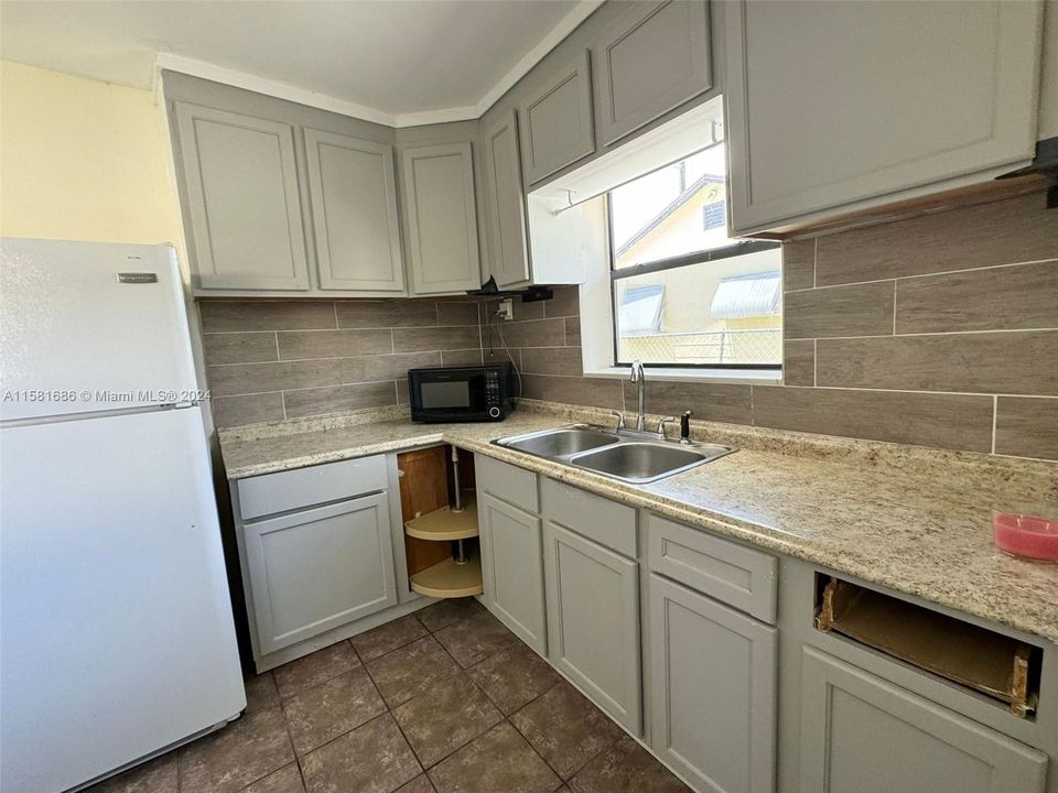 Active With Contract: $2,250 (2 beds, 1 baths, 1024 Square Feet)
