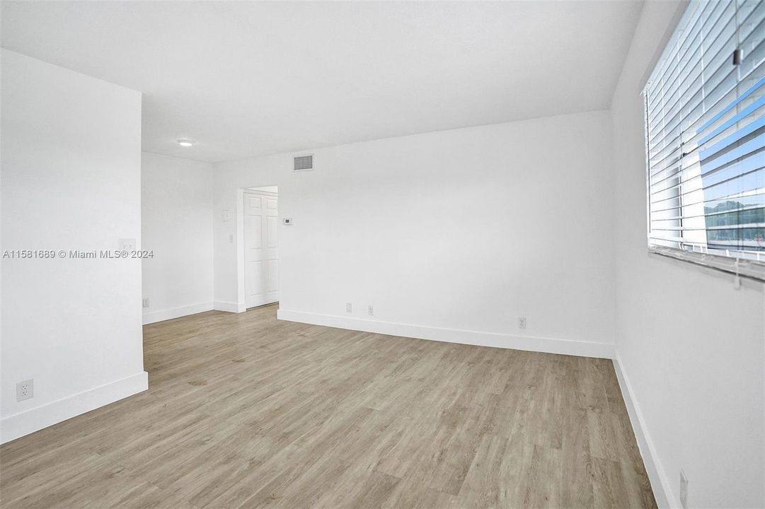 For Rent: $1,850 (1 beds, 1 baths, 988 Square Feet)