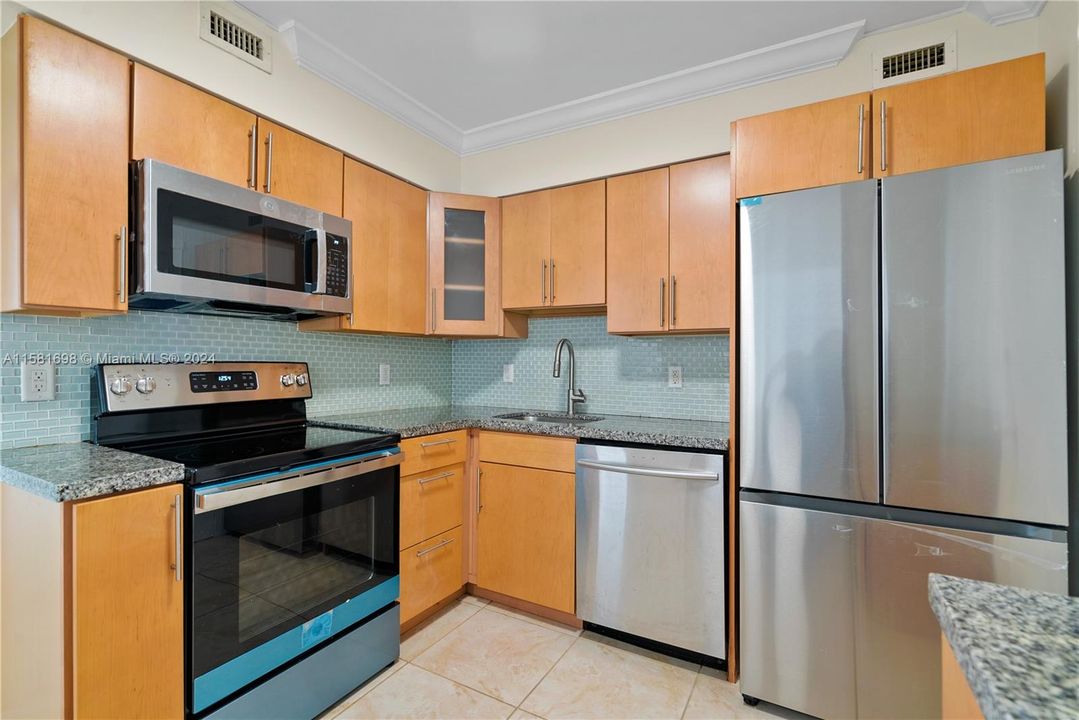 For Rent: $3,899 (2 beds, 2 baths, 1040 Square Feet)