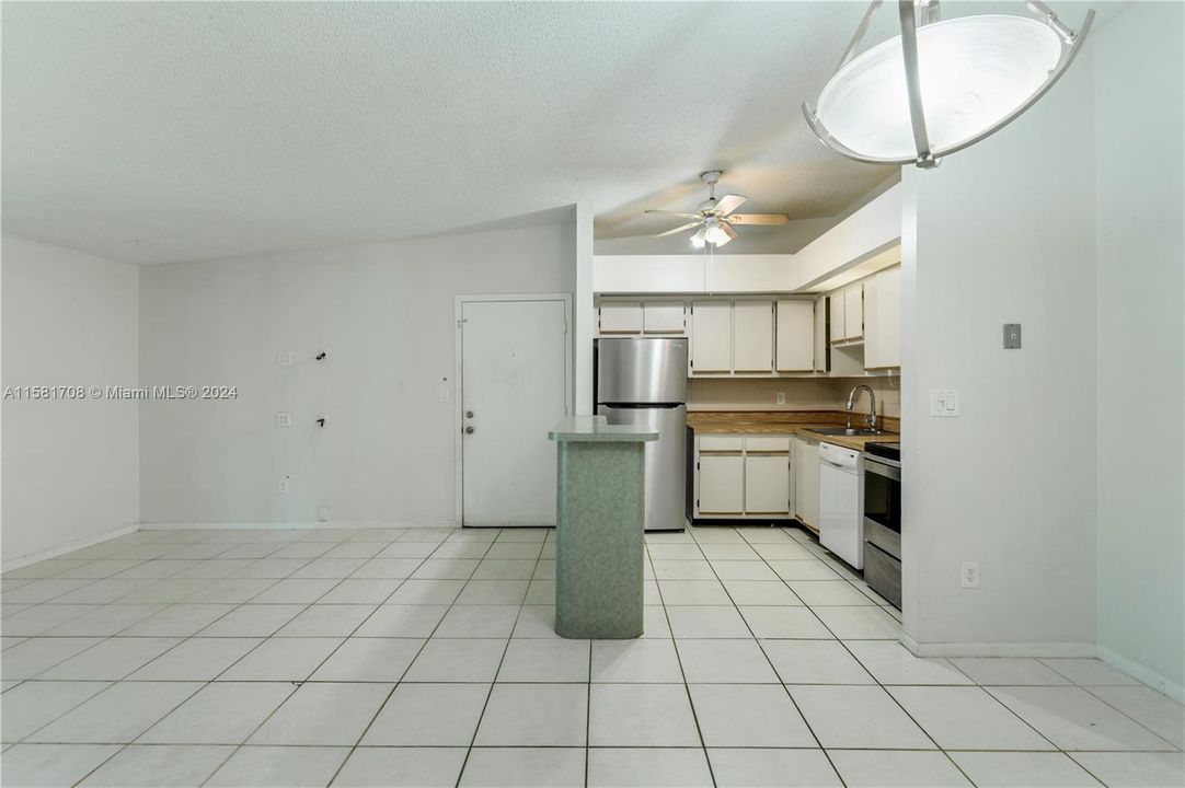 For Sale: $189,000 (2 beds, 2 baths, 820 Square Feet)