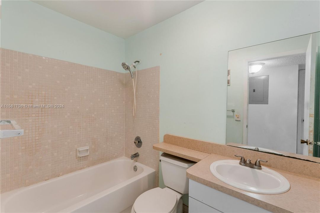 待售: $189,000 (2 贝兹, 2 浴室, 820 平方英尺)