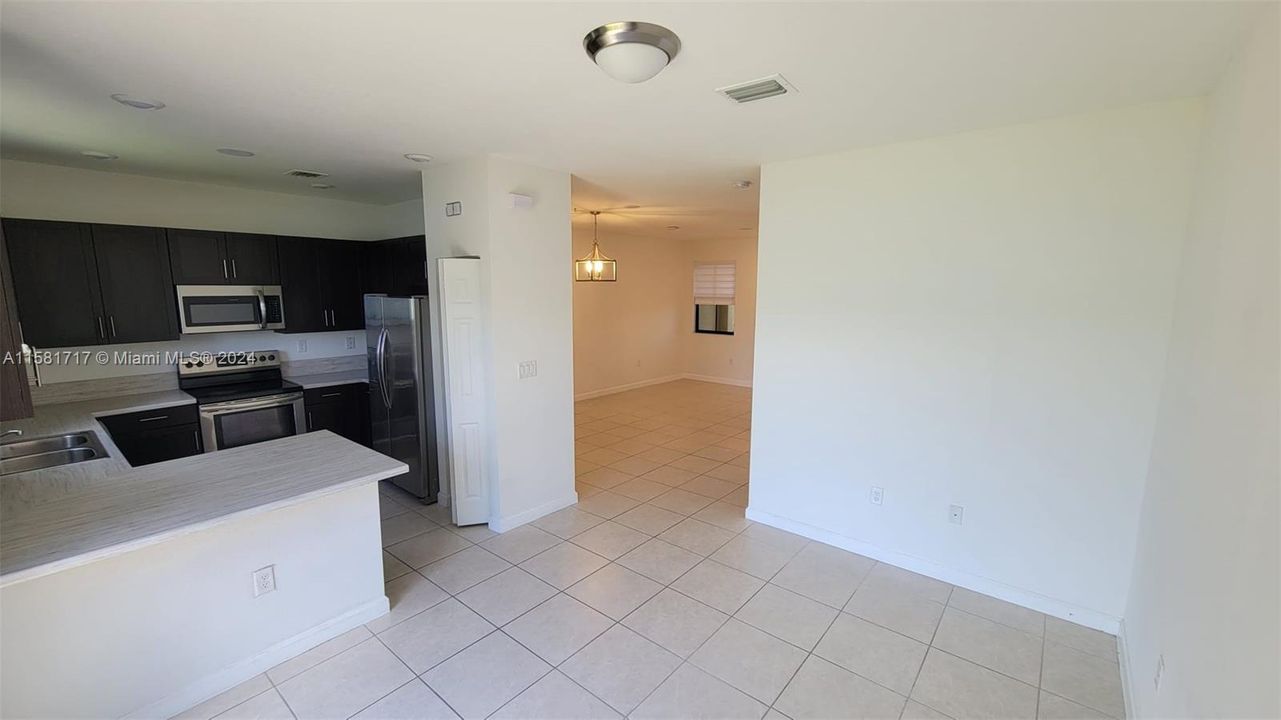 For Rent: $2,850 (3 beds, 2 baths, 1394 Square Feet)