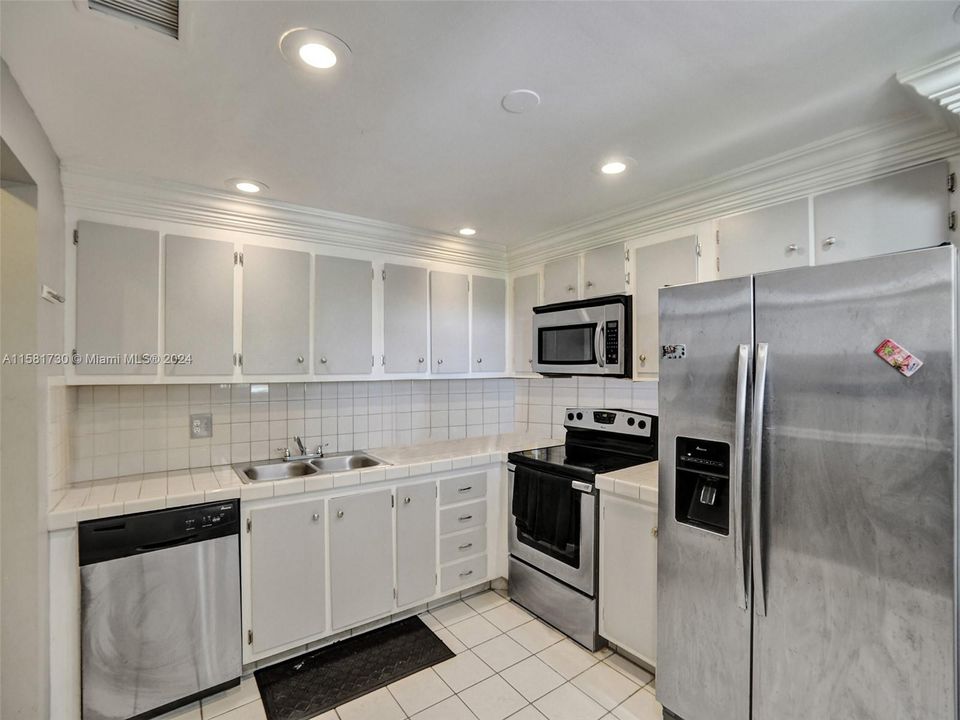 For Sale: $285,900 (2 beds, 2 baths, 1306 Square Feet)