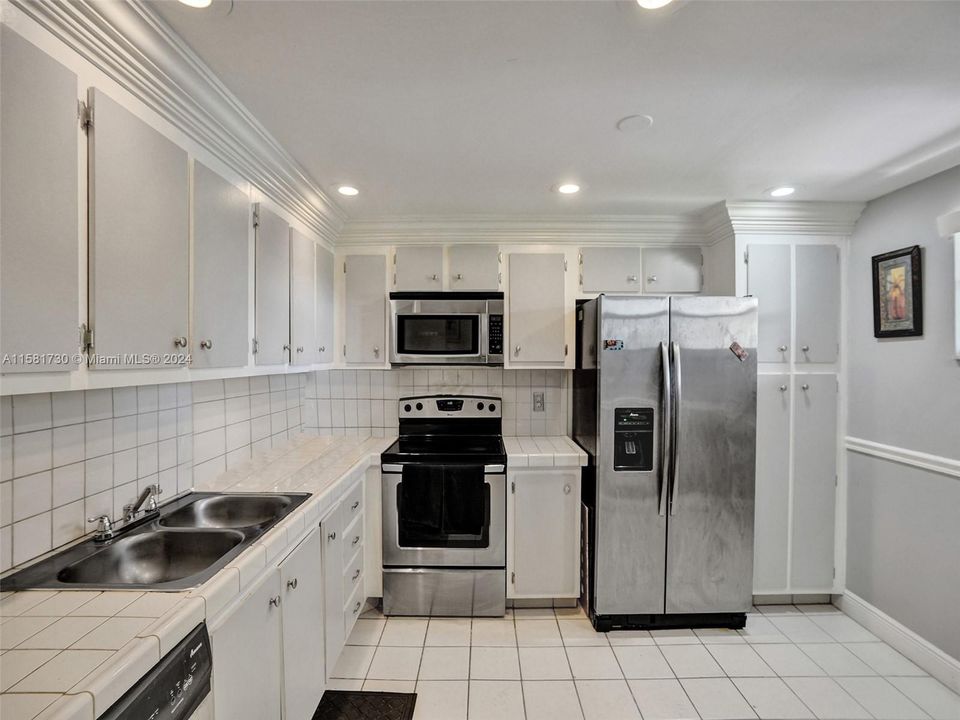 For Sale: $285,900 (2 beds, 2 baths, 1306 Square Feet)