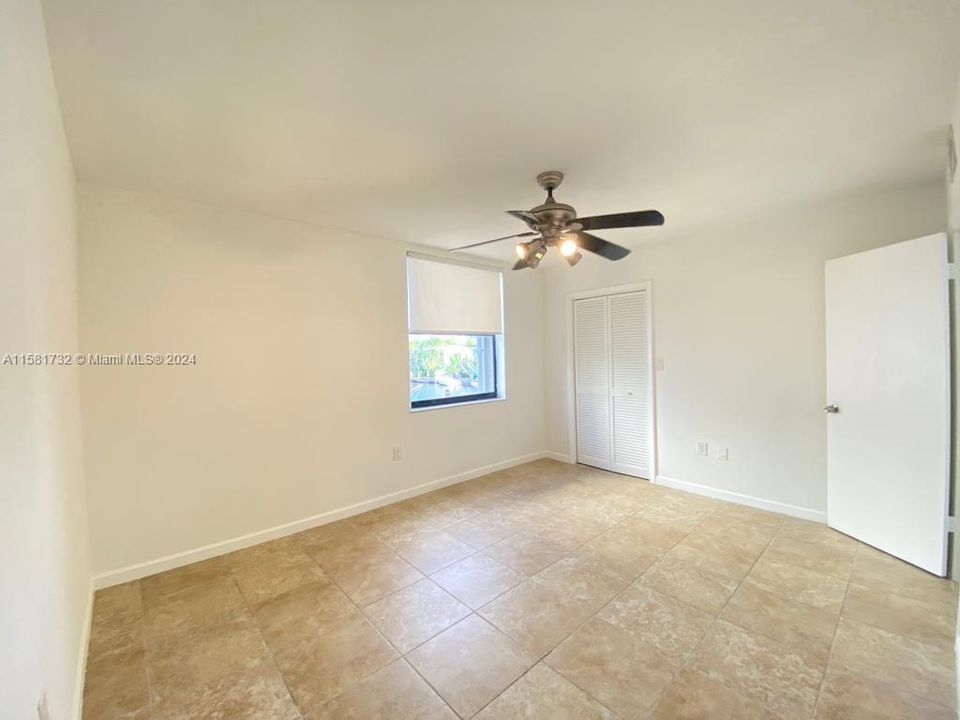 For Sale: $299,000 (1 beds, 2 baths, 909 Square Feet)